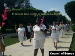 Damas de Blanco desfilan - foto de Angel Moya