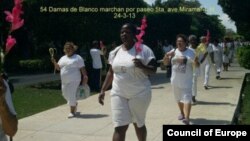 Damas de Blanco desfilan por la 5ta. Avenida de Miramar, en La Habana (foto de Angel Moya)