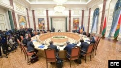 Archivo - Vista general de la cumbre para líderes de estado celebrada en Minsk (Bielorrusia) el 26 de agosto del 2014.