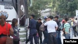 La policía hondureña chequea rutinariamente los autobuses en dirección a Guatemaa, en busca de ilegales