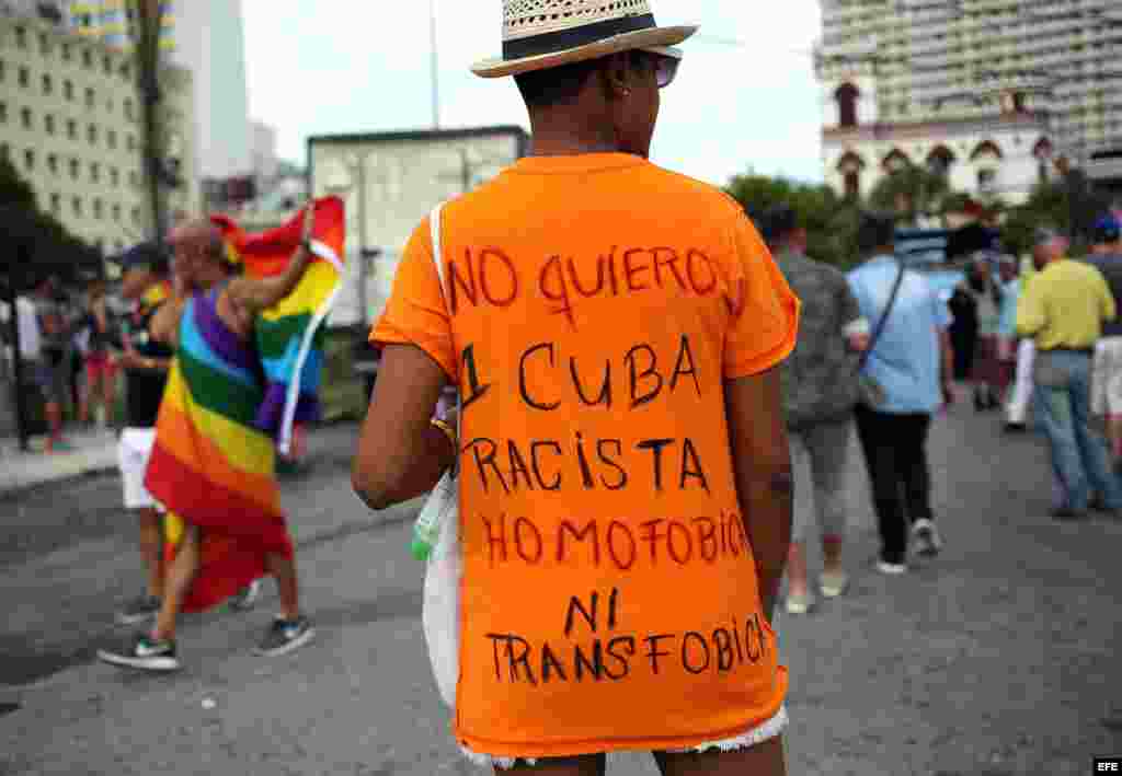 Un hombre muestra una consigna escrita en la parte posterior de su camiseta durante una "conga" contra la homofobia y la transfobia en La Habana.