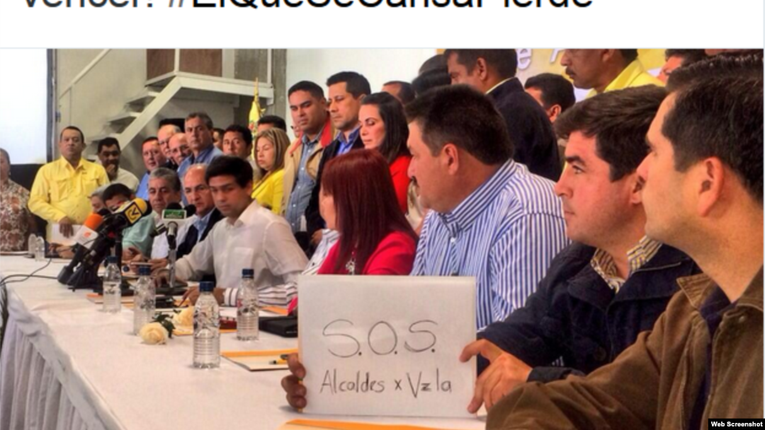 Ceballos sostiene una pancarta durante la reunión de alcaldes ayer en Caracas
