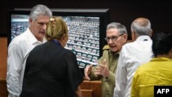 Díaz-Canel y Raúl Castro en la Asamblea Nacional.