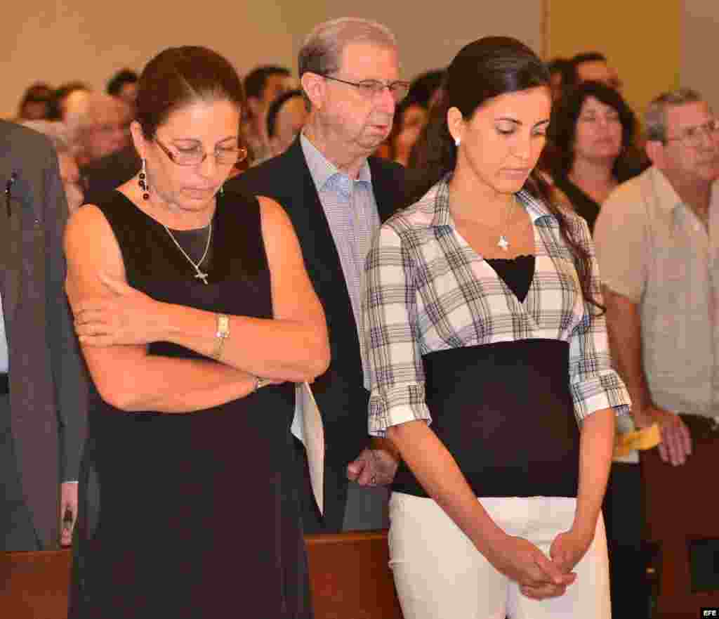 La esposa del fallecido disidente cubano Oswaldo Payá, Ofelia Acevedo (i), y su hija Rosa María Payá, participan hoy, lunes 22 de julio de 2013, en una misa oficiada con familiares y amigos en la Ermita de la Caridad en Miami (Florida, EE.UU.). El oposito