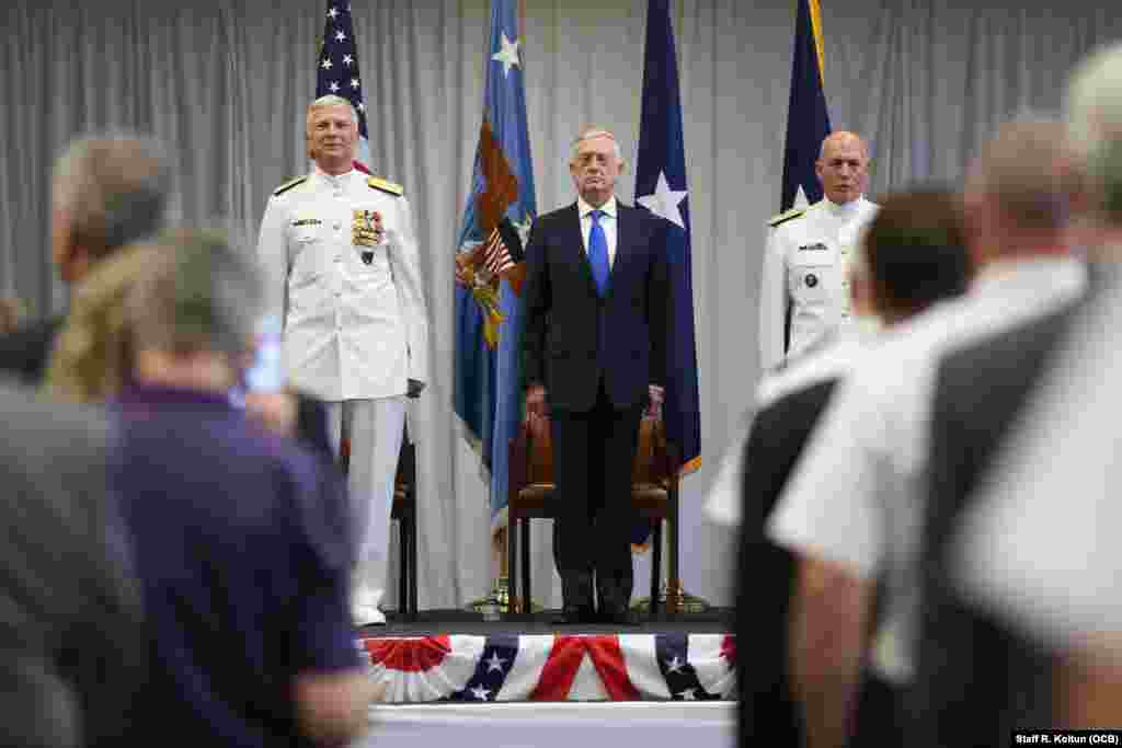 De izq. a der., el almirante Craig S. Faller, el Secretario de Defensa James Mattis, y el almirante Kurt W. Tidd. 