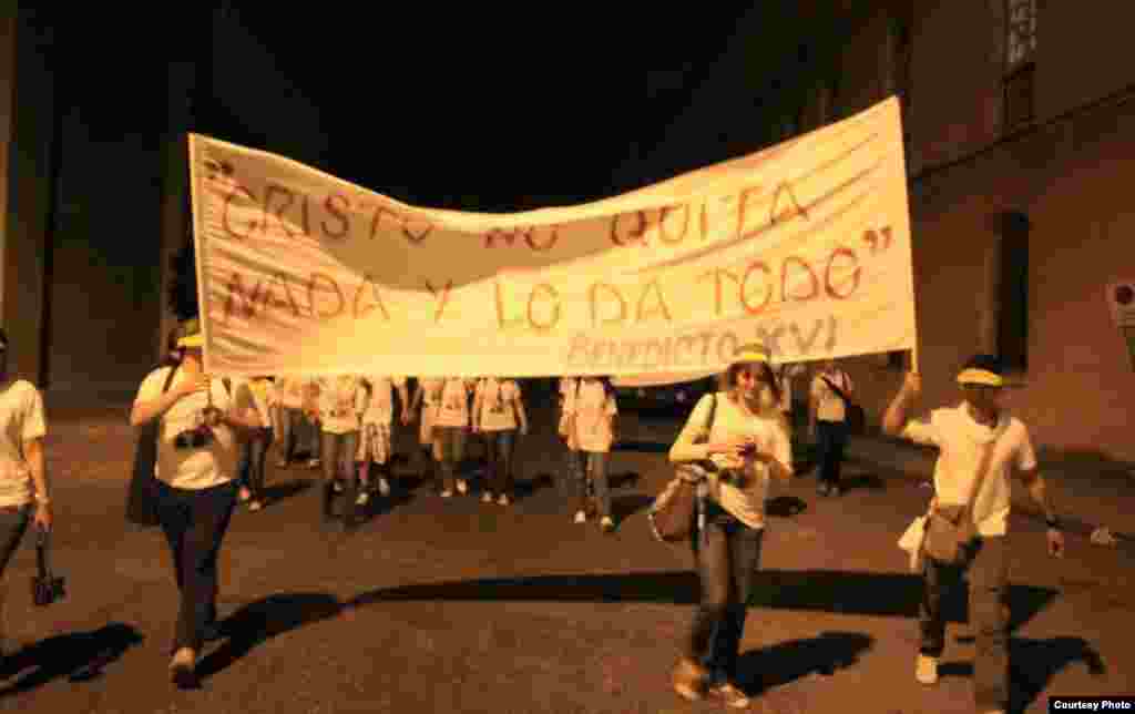 Jóvenes del MCL camino a misa, en la madrugada anterior a la homilía del papa Benedicto XVI en La Habana, en 2012.