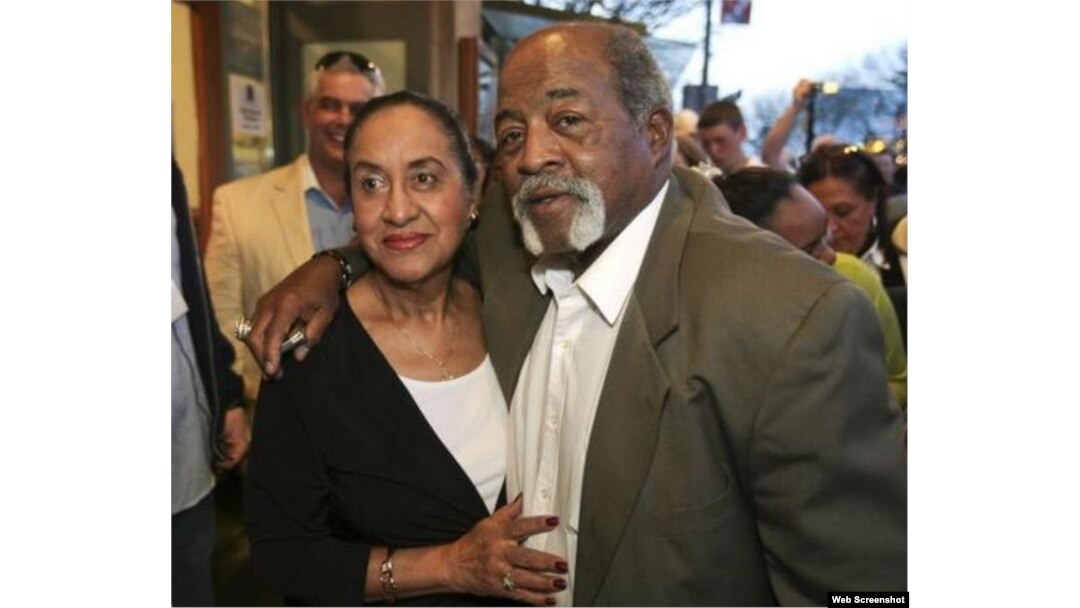Luis Tiant, con su esposa María. Foto tomada de su página de Twitter.