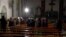 Varias personas abandonan una iglesia en la ciudad china de Zhangjiakou, provincia de Hebei, China.