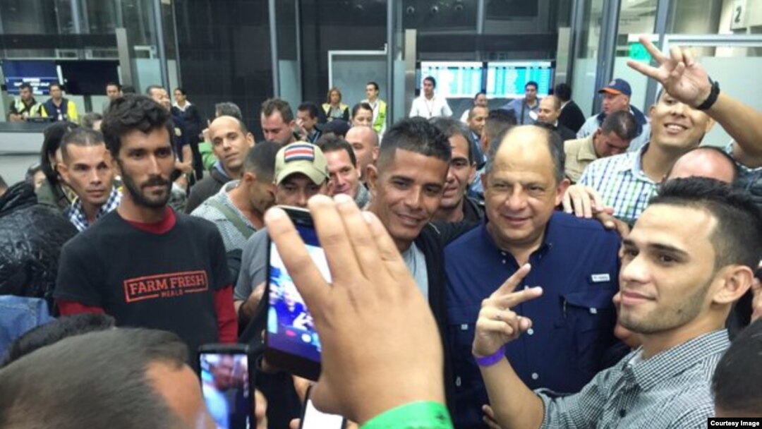 Solís con los cubanos antes de salir de Costa Rica.