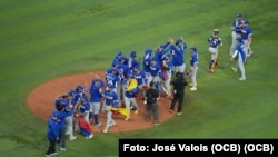 Los jugadores venezolanos celebran en el terreno, tras conseguir su pase a la final.