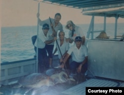 Raúl Castro junto a su mujer (ya fallecida) Vilma Espín, a bordo de una embarcación durante la pesca de caguamas en Cuba. 
