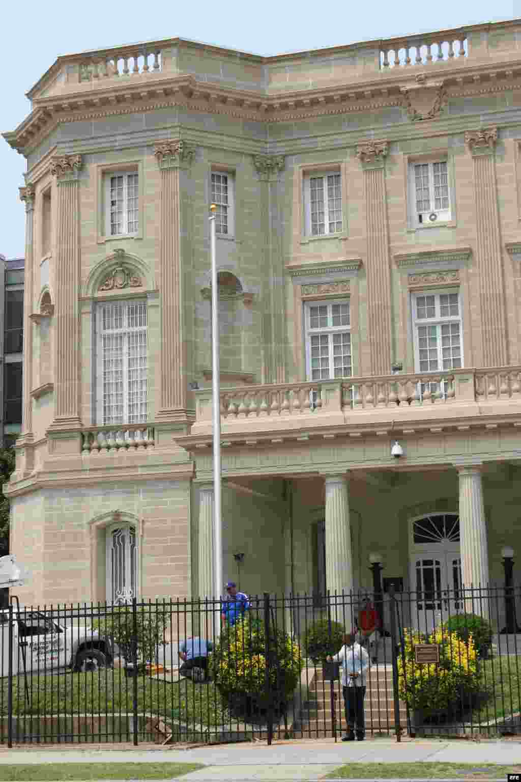 El mástil ubicado a la izquierda está listo para izar bandera en el momento en que se anuncie la apertura de embajadas cubana.