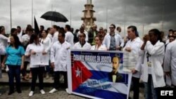 Médicos cubanos reunidos este sábado 22 de agosto en una plaza de Bogotá, Colombia.