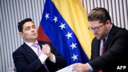 El embajador de Venezuela en EEUU, Carlos Vecchio (izq.) participa junto al alcalde venezolano Gustavo Marcano en una conferencia sobre el estatus de las embajadas y consulados de esa nación en EEUU, en febrero del 2019.