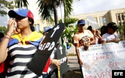 Ciudadanos venezolanos protestan en el parque Santander de Cúcuta contra la Constituyente de Maduro.
