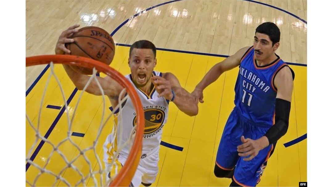 Stephen Curry encesta ante Enes Kanter.