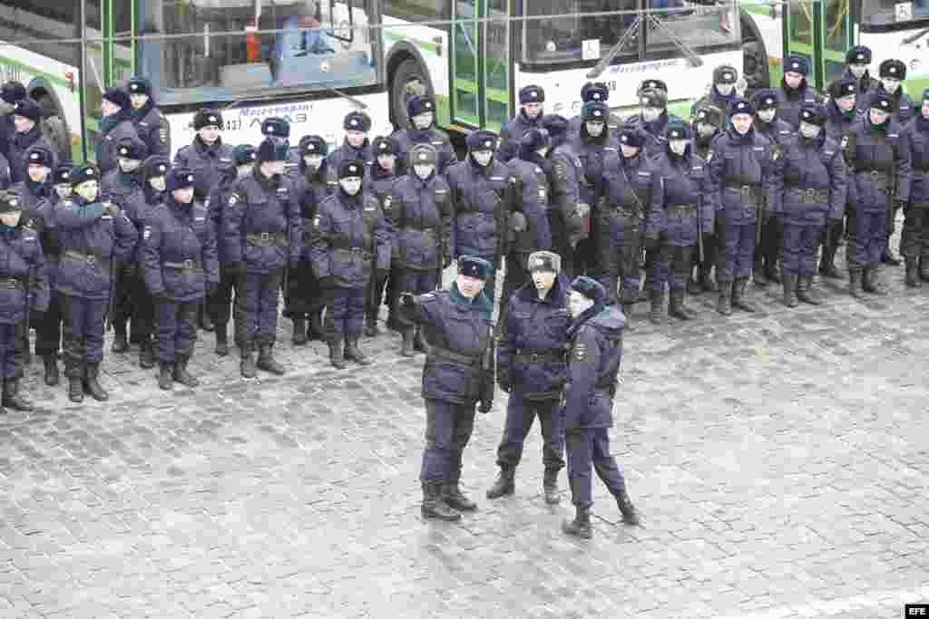 La policía antidisturbios en Moscú durante la marcha de los opositores en homenaje a Nemtsov.