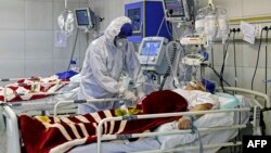 Médico atiende a paciente en cuidados intensivos por COVID-19 en hospital de Teherán, Irán