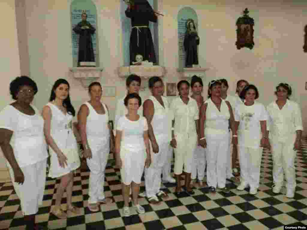 Las Damas de Blanco en Colón, Matanzas. Fotos Iván Hernández Carrillo