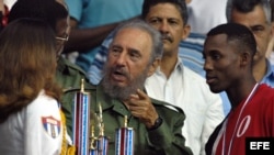Fidel Castro habla con atletas cubanos en el acto de clausura de la III Olimpiada del Deporte Cubano (mayo, 2006).