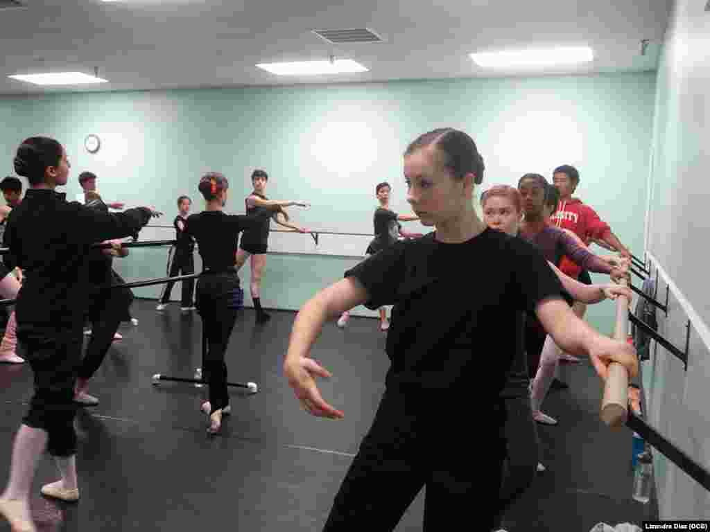 Grupo de bailarines cubanos entrenando en la Academia de Ballet de Sarasota