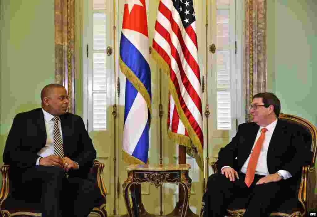 El canciller cubano Bruno Rodríguez (d) y el secretario estadounidense de Transporte, Anthony R. Foxx (i)
