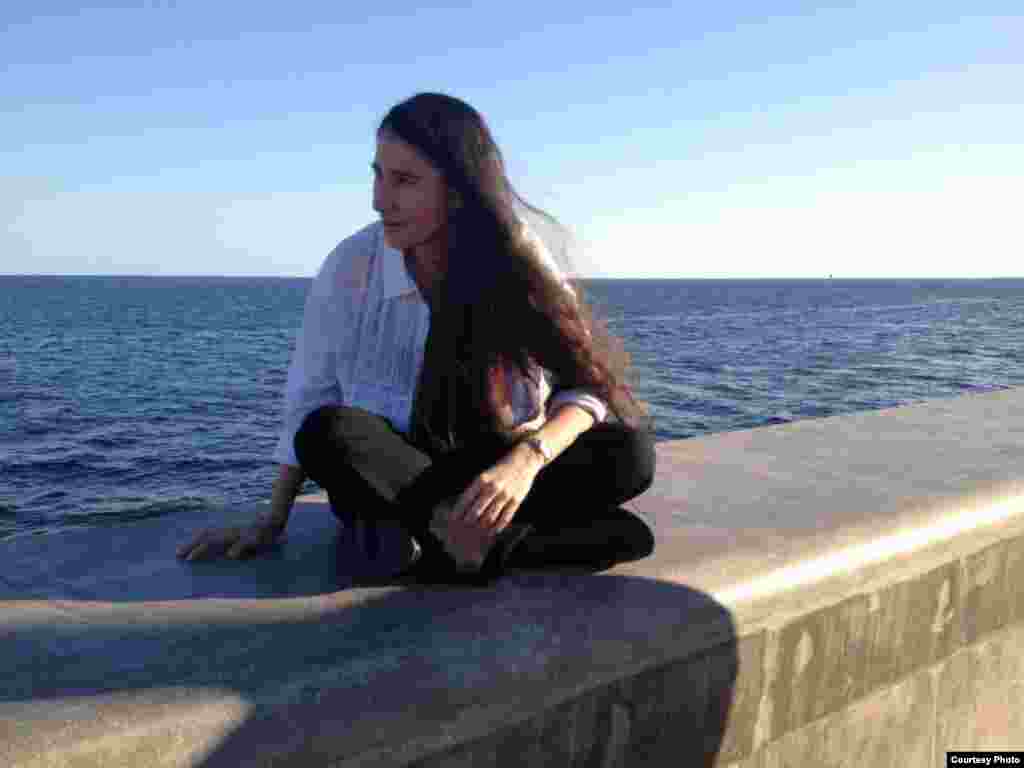 Yoani Sánchez en el Malecón de la Ermita. (3-28-2013)