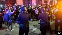 Manifestantes confrontan a la policía durante una manifestación en Minneapolis por la muerte de George Floyd. (AP/Ringo H.W. Chiu)