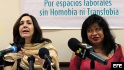 Mariela Castro, directora del Centro Nacional de Educación Sexual (Cenesex), e hija del gobernante de Cuba, Raúl Castro, ofrece una rueda de prensa junto a la activista transexual argentina, Diana Sacayán (i-d).