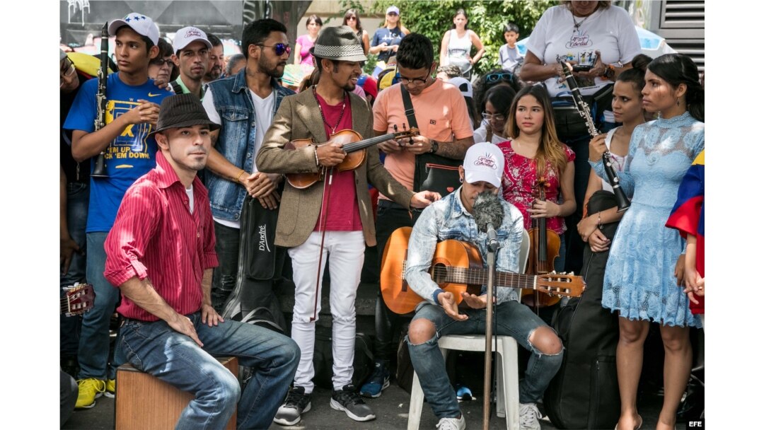 OPOSICIÓN SE MANIFIESTA POR PAZ EN CARACAS Y LLAMA MAÑANA A OTRO "PLANTÓN"