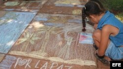 HAV02 - LA HABANA (CUBA) - 18/05/03 -El ministerio de Educación de Cuba organizó el domingo "El Festival de la Tiza", en el cual niños de diferentes escuelas de La Habana hicieron dibujos sobre el piso con "crayola" (tiza) por la "Paz Mundial". EFE/Zoila 