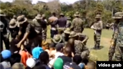 Militares panameños expulsan a migrantes cubanos.
