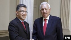 El ministro de Asuntos Exteriores de España, José Manuel García-Margallo (d), recibe a su homólogo de Venezuela, Elías Jaua, hoy en la sede del Ministerio, en Madrid