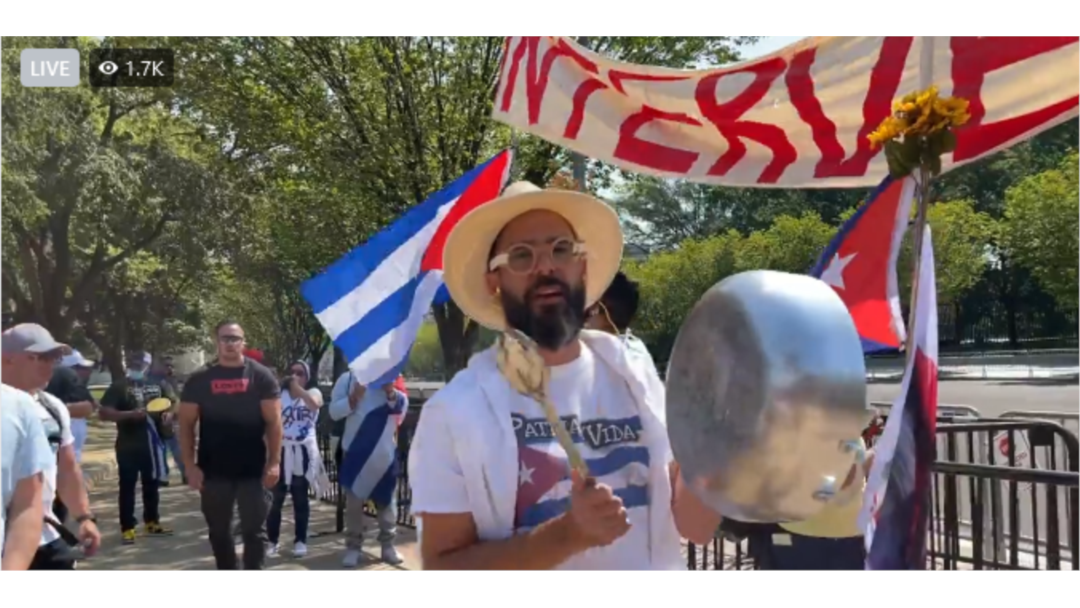 Otaola junto a un grupo de cubanos protestan con un cacerolazo frente a la Casa Blanca