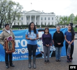Erika Andiola durante una manifestación contra las deportaciones frente a la Casa Blanca. EFE