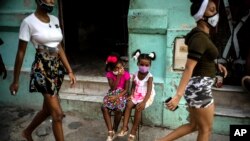 Cuba relajó las restricciones al coronavirus el lunes con la esperanza de impulsar su economía, permitir que las tiendas y oficinas gubernamentales reabran y dar la bienvenida a los lugareños y turistas en los aeropuertos de toda la isla, excepto en La Ha