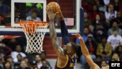 El jugador LeBron James (i) de Cleveland Cavaliers ante Otto Porter Jr. (d) de Washington Wizards el miércoles, 06 de enero de 2016.