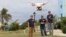 El grupo de ingenieros que creó el Drone criollo. Foto: Captura de imagen de video de CNN.