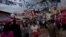 Varias personas caminan en Tegucigalpa (Honduras). Las votaciones generales en el país finalizaron con una masiva afluencia de votantes y sin mayores incidentes. 