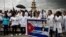 Médicos cubanos reunidos este sábado 22 de agosto en una plaza de Bogotá, Colombia.