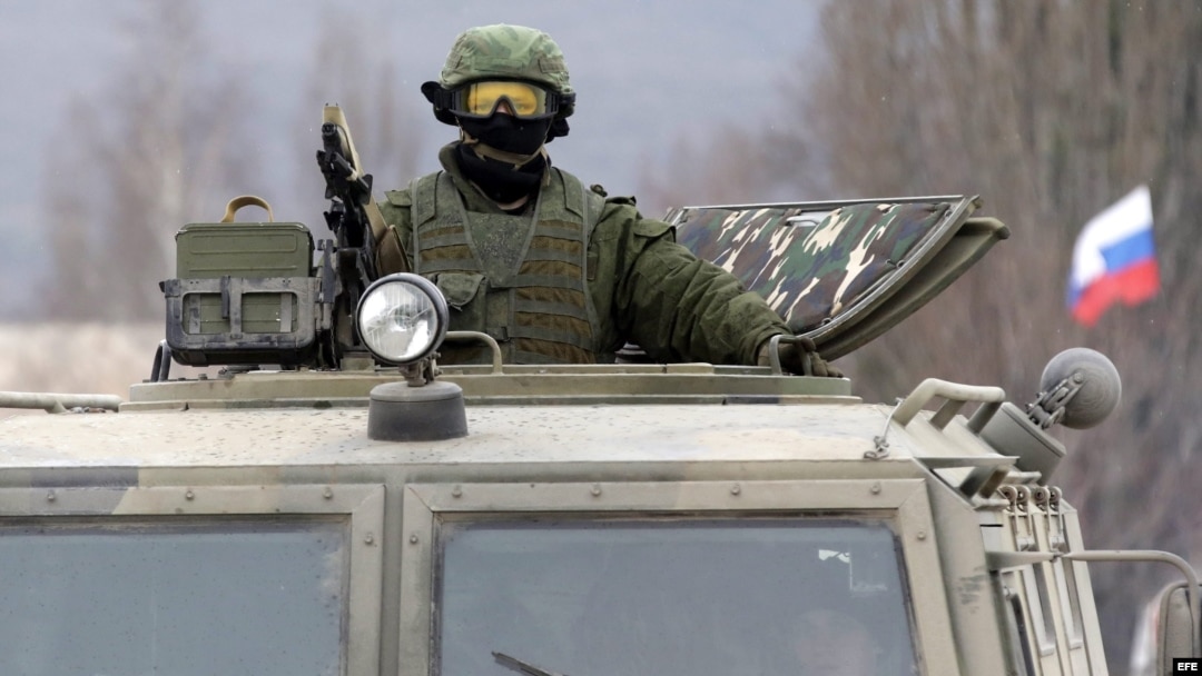 Un militar uniformado armado, fotografiado a bordo de un vehículo de infantería ruso "GAZ Tigr" en el exterior de un cuartel de una unidad del ejércitio ucraniano en la localidad de Perevalnoye, a las afueras de Simferopol, en la península de Crimea.