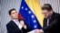 El embajador de Venezuela en EEUU, Carlos Vecchio (izq.) participa junto al alcalde venezolano Gustavo Marcano en una conferencia sobre el estatus de las embajadas y consulados de esa nación en EEUU, en febrero del 2019.