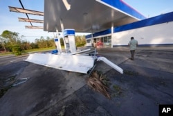 Faisal Bakkal, empleado de una gasolinera de Marathon, se aleja de los daños causados por el huracán Helene, en Perry, Florida, el viernes 27 de septiembre de 2024. (Foto AP/Gerald Herbert)