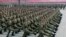 Soldados norcoreanos desfilan en la plaza Kim Il Sung en Pyongyang. Foto de archivo