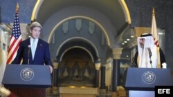 El secretario de Estado de Estados Unidos, John Kerry, da una rueda de prensa conjunta con el primer ministro catarí, Hamad Bin Jassin Bin Jabor Al Thani (d), en el palacio Wajba de Doha, Catar hoy, martes 5 de marzo de 20