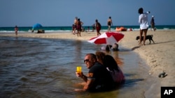 Cada verano los cubanos buscan las playas para encontrar un respiro al calor. (Foto AP/Ramón Espinosa)