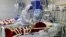 Médico atiende a paciente en cuidados intensivos por COVID-19 en hospital de Teherán, Irán
