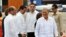 Salvador Sánchez Cerén (d) y su esposa, Margarita Villalta, son recibidos por el vicecanciller cubano Rogelio Sierra (i) a su llegada a La Habana.