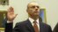 Rob Manfred cuando juraba ante el Comité de Reforma Gubernamental, el jueves 17 marzo de 2005, en Capitol Hill, Washington.