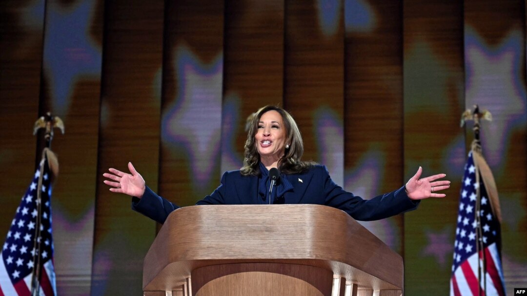 La vicepresidenta de Estados Unidos y candidata presidencial demócrata, Kamala Harris, en la Convención Nacional Demócrata (DNC) en el United Center en Chicago, Illinois, el 22 de agosto de 2024.